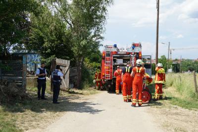 Brand eines Holzstapels auf einem Wiesengrundstueck in Filderstadt Sielmingen